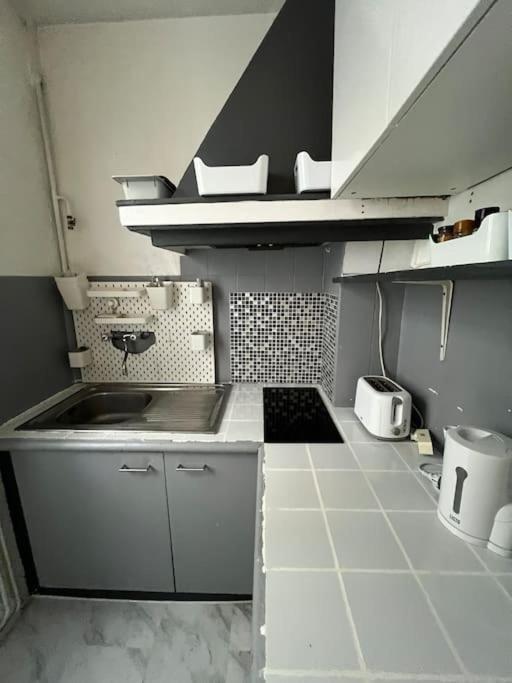 Апартаменты Montmartre Joli 2 Pieces Au Pied Du Sacre Coeur Париж Экстерьер фото